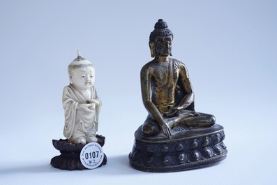 Un mod&egrave;le de Bouddha assis en bronze dor&eacute; et un gar&ccedil;on en ivoire sculpt&eacute;, Chine, 19&egrave;me