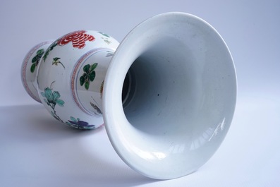 Un vase en porcelaine de Chine famille verte aux fleurs et oiseaux, Kangxi