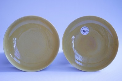 Une paire de petits plats en porcelaine de Chine monochrome jaune, marque et prob. p&eacute;riode de Qianlong