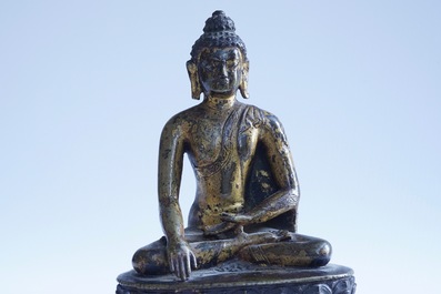 Un mod&egrave;le de Bouddha assis en bronze dor&eacute; et un gar&ccedil;on en ivoire sculpt&eacute;, Chine, 19&egrave;me