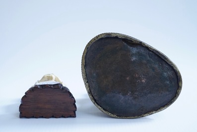 Un mod&egrave;le de Bouddha assis en bronze dor&eacute; et un gar&ccedil;on en ivoire sculpt&eacute;, Chine, 19&egrave;me