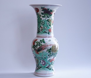 Un vase en porcelaine de Chine famille verte aux fleurs et oiseaux, Kangxi