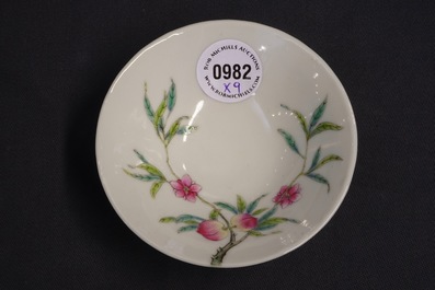 Een set van 9 Chinese famille rose kommetjes met perzikendecor, Guangxu merk en periode