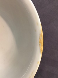 Une paire de bols aux dragons en porcelaine de Chine vert et aubergine, marque et &eacute;poque de Kangxi
