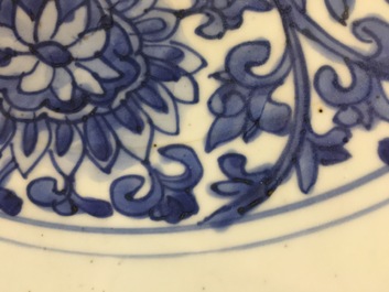 Un plat aux fleurs de lotus en porcelaine de Chine bleu et blanc, Dynastie Ming, marque et p&eacute;riode de Wanli (1573-1619)