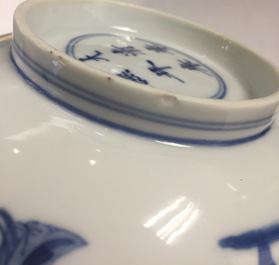 Un bol en porcelaine de Chine bleu et blanc, marque et p&eacute;riode de Kangxi