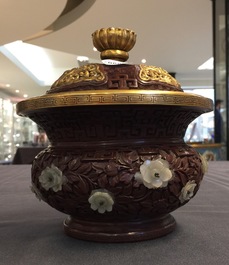 Une bo&icirc;te ronde avec son couvercle en laque de Chine et jade, 19/20&egrave;me
