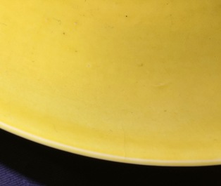 Une paire de petits plats en porcelaine de Chine monochrome jaune, marque et prob. p&eacute;riode de Qianlong