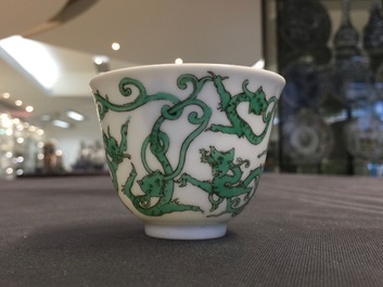 Une tasse &agrave; vin en porcelaine de Chine au dragon, 19/20&egrave;me