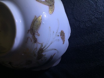 Une tasse et soucoupe en porcelaine de Chine &agrave; d&eacute;cor dor&eacute; de canards et insectes, Yongzheng, 1723-1735
