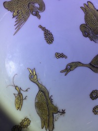 Een Chinese kop en schotel met verguld decor van eenden en insecten, Yongzheng, 1723-1735