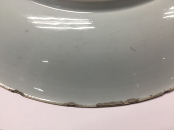 Une assiette en porcelaine de Chine famille verte, marque et p&eacute;riode de Kangxi