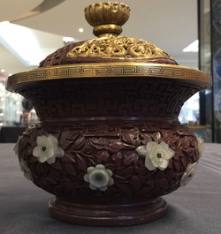Une bo&icirc;te ronde avec son couvercle en laque de Chine et jade, 19/20&egrave;me