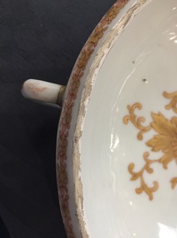 Een Chinese sauskom met deksel met het wapen van Van Reverhorst, Qianlong, ca. 1745