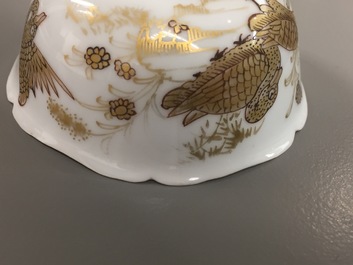 Een Chinese kop en schotel met verguld decor van eenden en insecten, Yongzheng, 1723-1735