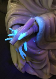 Een Chinese blanc de Chine Guanyin met reli&euml;fmerk, 18e eeuw