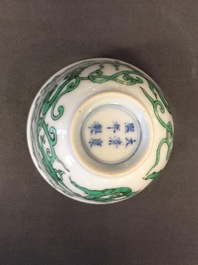 Une tasse &agrave; vin en porcelaine de Chine au dragon, 19/20&egrave;me
