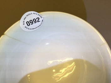 Een Chinese drakenkom met decor in groen en aubergine, Kangxi merk en periode