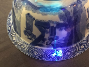 Un bol en porcelaine de Chine bleu et blanc de type "Klapmuts", marque et p&eacute;riode de Kangxi