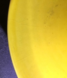Une paire de petits plats en porcelaine de Chine monochrome jaune, marque et prob. p&eacute;riode de Qianlong
