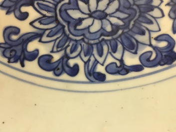 Un plat aux fleurs de lotus en porcelaine de Chine bleu et blanc, Dynastie Ming, marque et p&eacute;riode de Wanli (1573-1619)