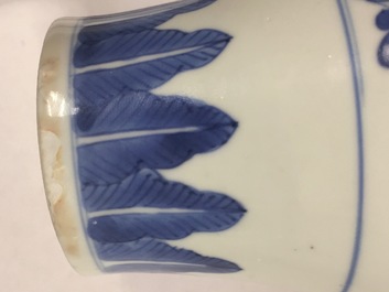 Een blauw-witte Chinese meiping vaas met floraal decor, Kangxi