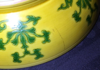 Une paire de petits plats en porcelaine de Chine monochrome jaune, marque et prob. p&eacute;riode de Qianlong