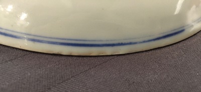 Une assiette en porcelaine de Chine bleu et blanc &agrave; d&eacute;cor de prunus, marque et p&eacute;riode de Yongzheng
