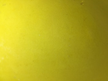 Une paire de petits plats en porcelaine de Chine monochrome jaune, marque et prob. p&eacute;riode de Qianlong