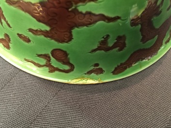 Une paire de bols aux dragons en porcelaine de Chine vert et aubergine, marque et &eacute;poque de Kangxi