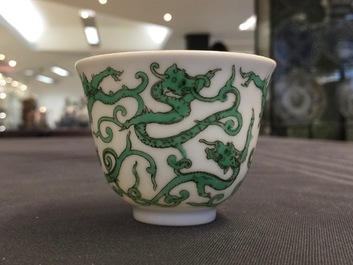 Une tasse &agrave; vin en porcelaine de Chine au dragon, 19/20&egrave;me