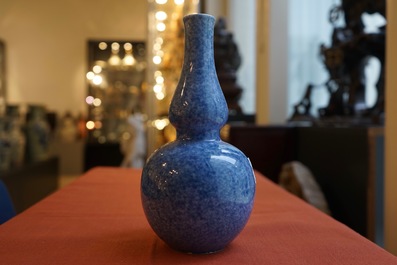 A Chinese monochrome powder blue double gourd vase, 18/19th C.