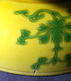 Une paire de petits plats en porcelaine de Chine monochrome jaune, marque et prob. p&eacute;riode de Qianlong