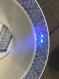 Un bol en porcelaine de Chine bleu et blanc de type "Klapmuts", marque et p&eacute;riode de Kangxi