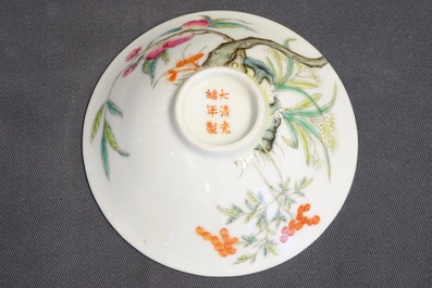 Een set van 9 Chinese famille rose kommetjes met perzikendecor, Guangxu merk en periode