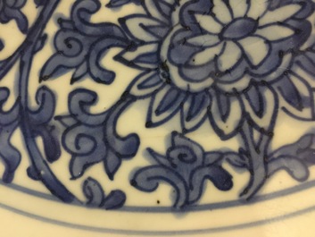 Un plat aux fleurs de lotus en porcelaine de Chine bleu et blanc, Dynastie Ming, marque et p&eacute;riode de Wanli (1573-1619)