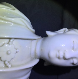 Een Chinese blanc de Chine Guanyin met reli&euml;fmerk, 18e eeuw