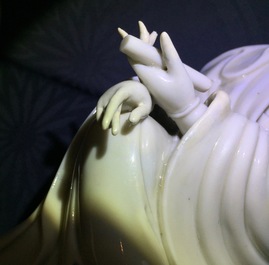 Een Chinese blanc de Chine Guanyin met reli&euml;fmerk, 18e eeuw
