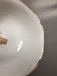 Een Chinese kop en schotel met verguld decor van eenden en insecten, Yongzheng, 1723-1735
