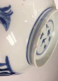 Un bol en porcelaine de Chine bleu et blanc, marque et p&eacute;riode de Kangxi