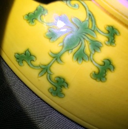 Une paire de petits plats en porcelaine de Chine monochrome jaune, marque et prob. p&eacute;riode de Qianlong