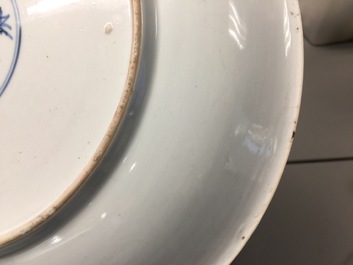 Une assiette en porcelaine de Chine famille verte, marque et p&eacute;riode de Kangxi
