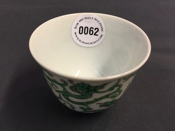 Une tasse &agrave; vin en porcelaine de Chine au dragon, 19/20&egrave;me