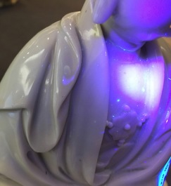 Een Chinese blanc de Chine Guanyin met reli&euml;fmerk, 18e eeuw