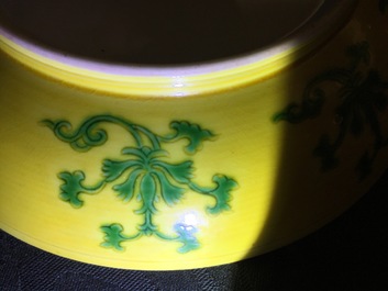 Une paire de petits plats en porcelaine de Chine monochrome jaune, marque et prob. p&eacute;riode de Qianlong