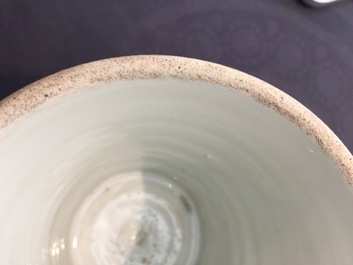 Un pot &agrave; pinceaux en porcelaine de Chine rouge monochrome, marque et p&eacute;riode de Kangxi