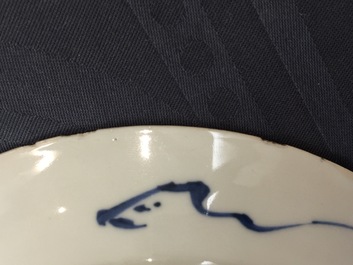 Une assiette en porcelaine de Chine bleu et blanc d'apr&egrave;s un mod&egrave;le de Delft, Qianlong, 18&egrave;me