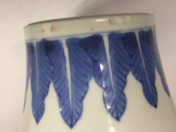 Een blauw-witte Chinese meiping vaas met floraal decor, Kangxi
