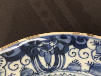 Une assiette en porcelaine de Chine bleu et blanc d'apr&egrave;s un mod&egrave;le de Delft, Qianlong, 18&egrave;me