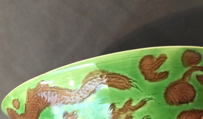 Une paire de bols aux dragons en porcelaine de Chine vert et aubergine, marque et &eacute;poque de Kangxi